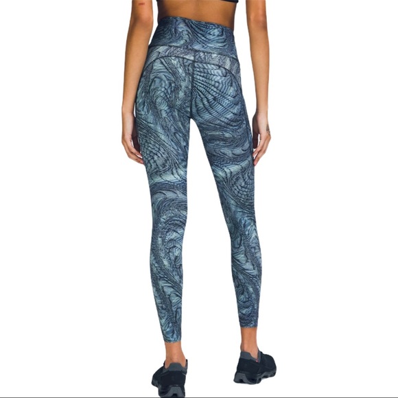 LULULEMON Fast & Free High Rise Tights 25". Inside tag removed for comfort - Picture 4 of 11